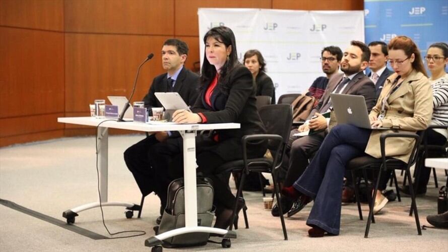 La procuradora delegada ante la JEP, Mónica Cifuentes, expuso cómo "El Paisa" no ha podido justificar su no comparecencia. Foto: JEP