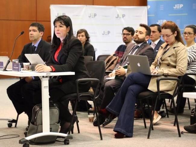 La procuradora delegada ante la JEP, Mónica Cifuentes, expuso cómo "El Paisa" no ha podido justificar su no comparecencia. Foto: JEP