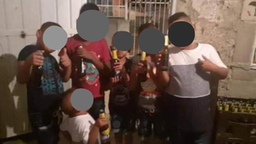 Padres de niños que posaron para ‘brindis’ con botellas de cerveza serán sancionados. Foto: Santa Marta al Día