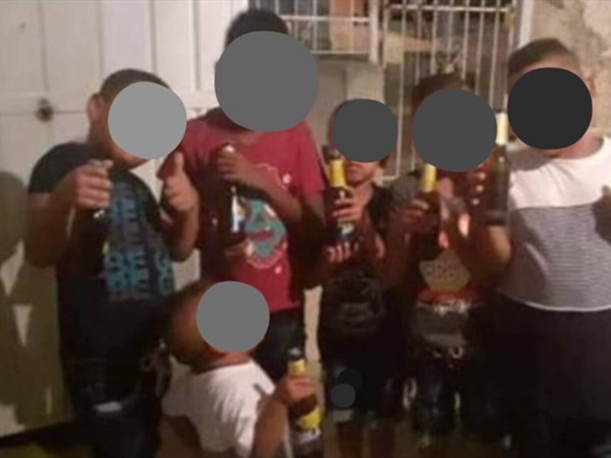 Padres de niños que posaron para ‘brindis’ con botellas de cerveza serán sancionados