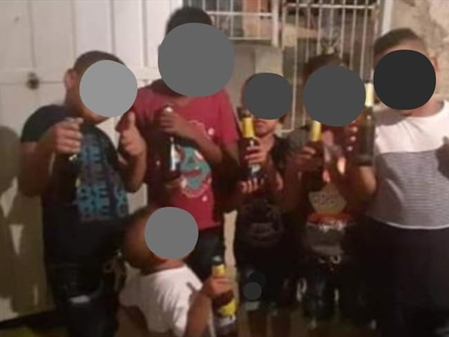 Padres de niños que posaron para ‘brindis’ con botellas de cerveza serán sancionados. Foto: Santa Marta al Día