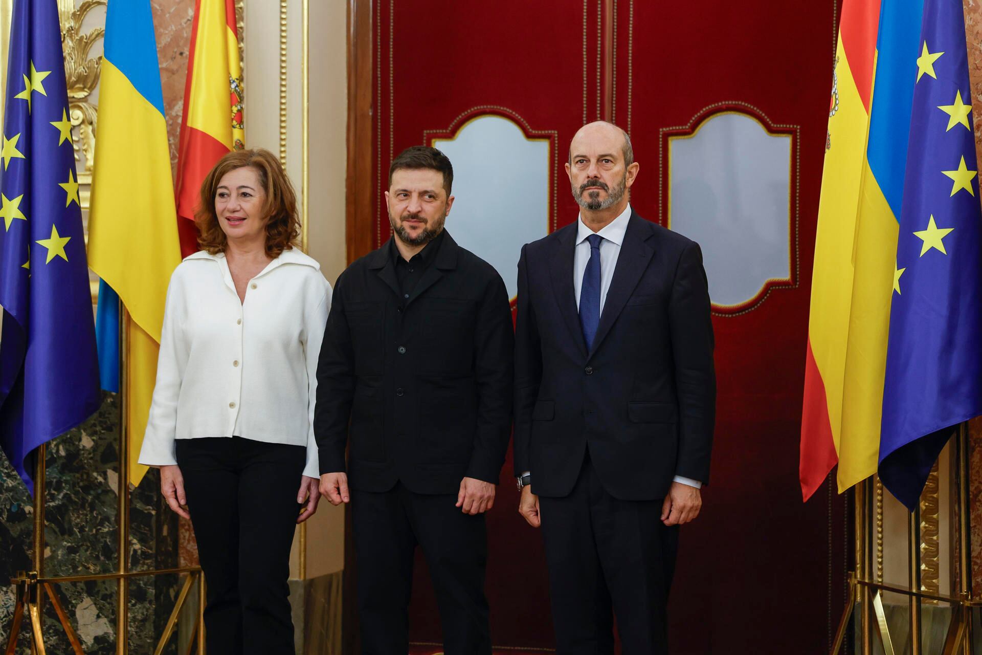 La presidenta del Congreso, Francina Armengol (i), y el presidente del Senado, Pedro Rollán (d), reciben al presidente de Ucrania, Volodímir Zelenski (c), en el Salón de los Pasos Perdidos en el Congreso de los Diputados en Madrid. Foto: EFE/ Javier Lizon