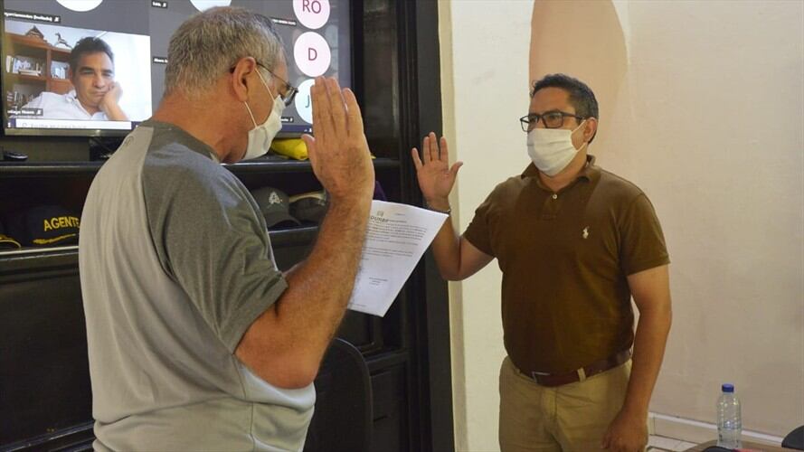 Uriel De Arco cuando tomó posesión del cargo, en octubre de 2020, ante el alcalde William Dau. Foto: Archivo