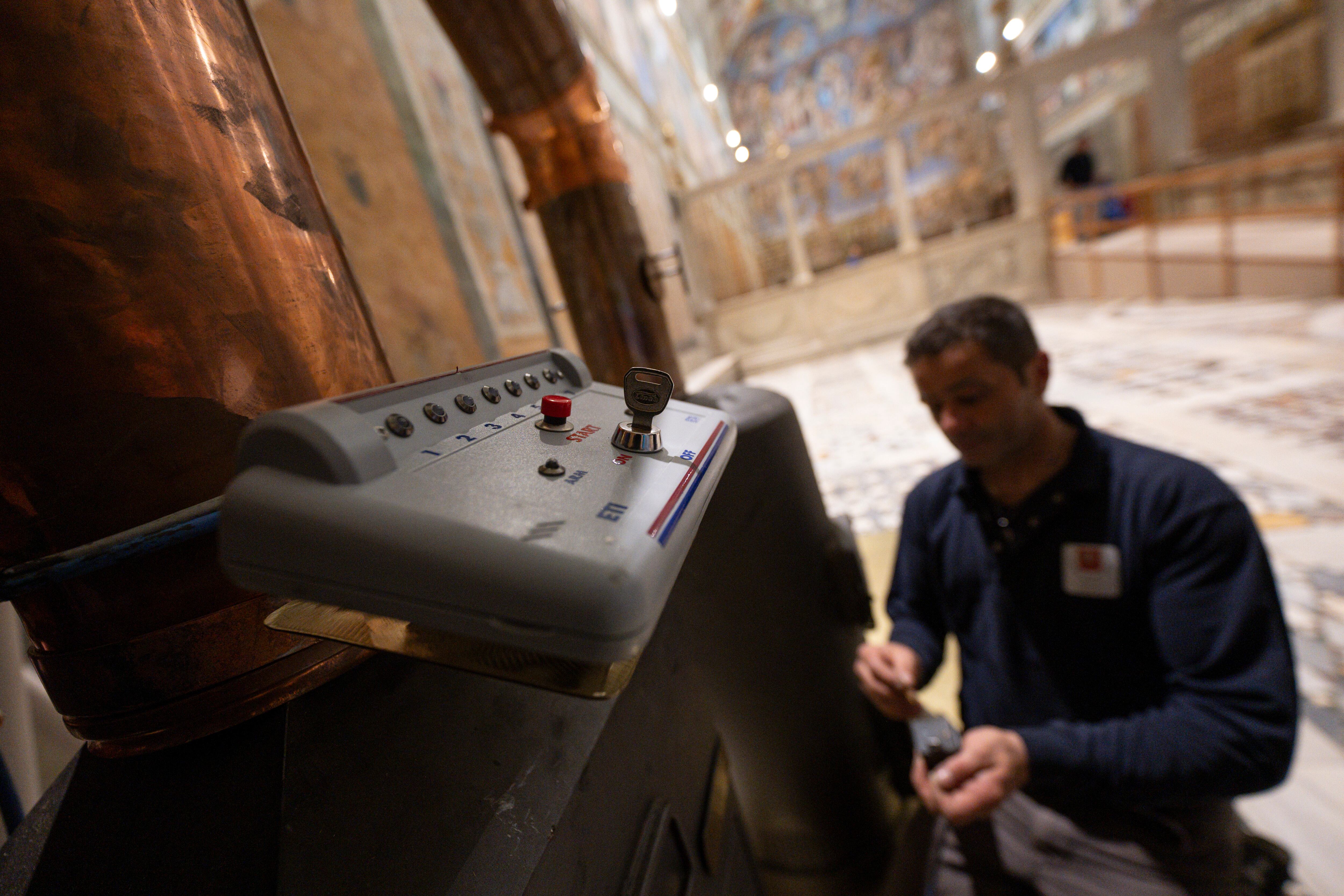 Capilla Sixtina del Vaticano se prepara para el cónclave y los técnicos instalan las mesas en las que votarán los cardenales y la estufa en la que los cardenales quemarán sus votos secretos. FOTO: EFE/ Francesco Sforza.