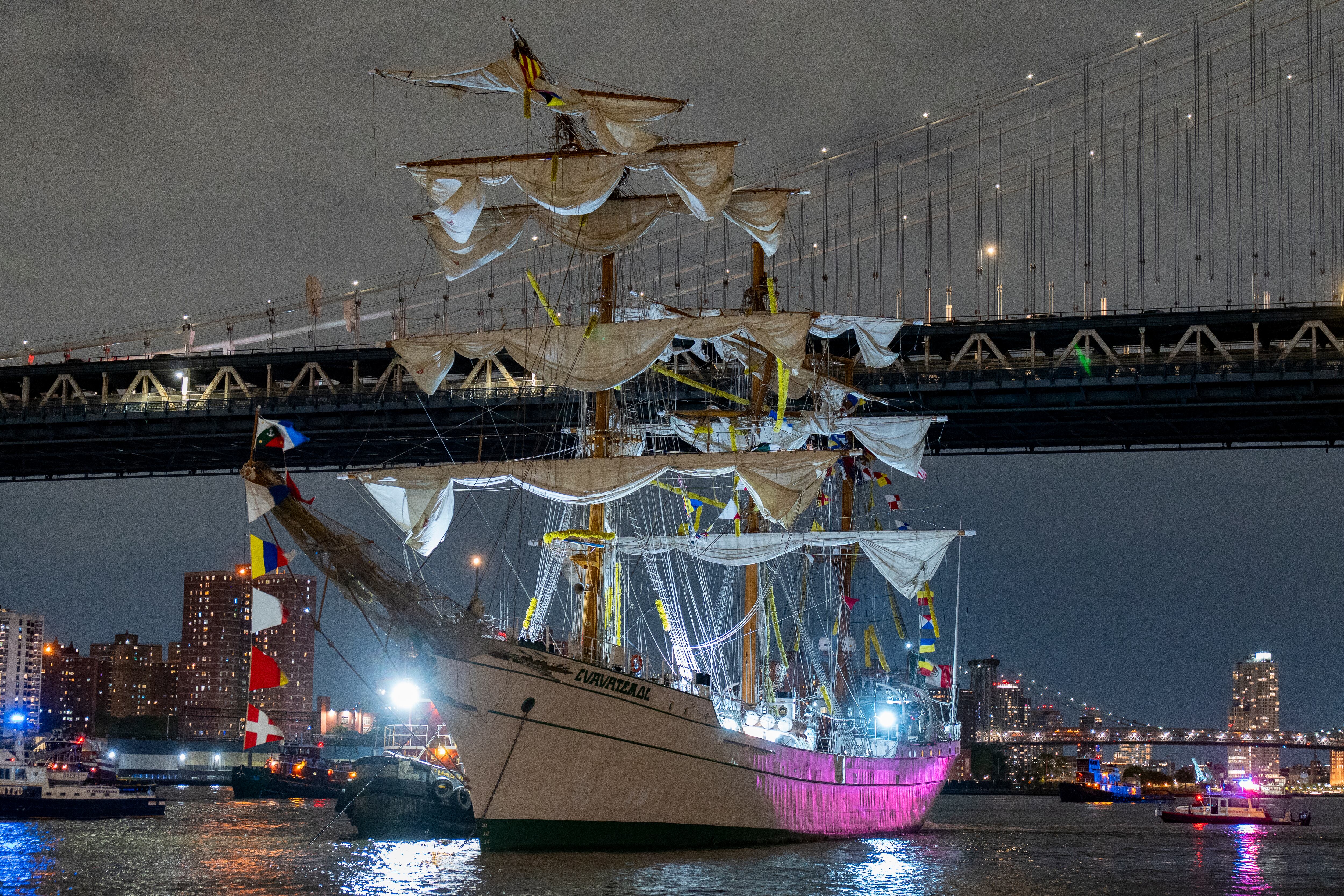 Fotografía del buque escuela mexicano Cuauhtémoc junto al puente de Brooklyn. Foto: EFE/ Angel Colmenares