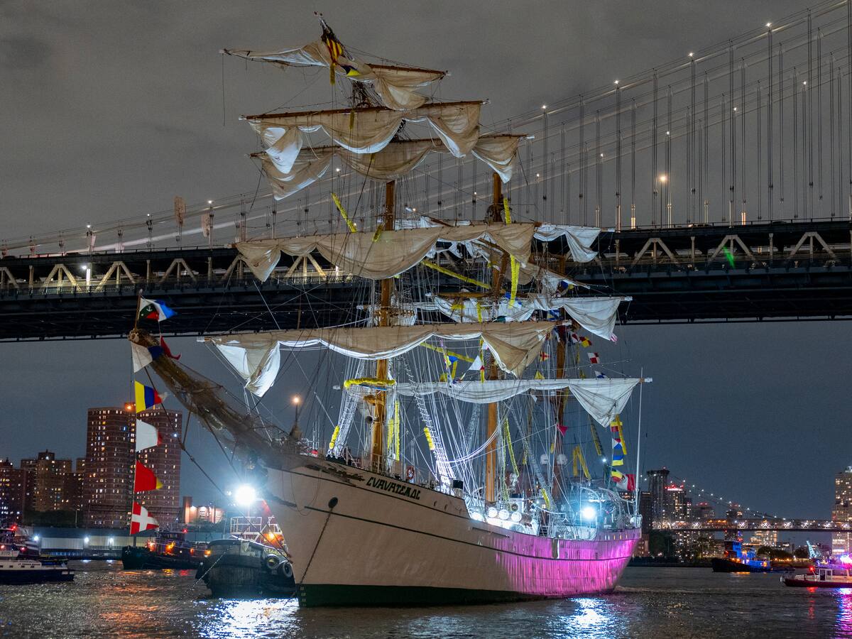 Murieron dos tripulantes tras choque de buque mexicano contra puente de Brooklyn