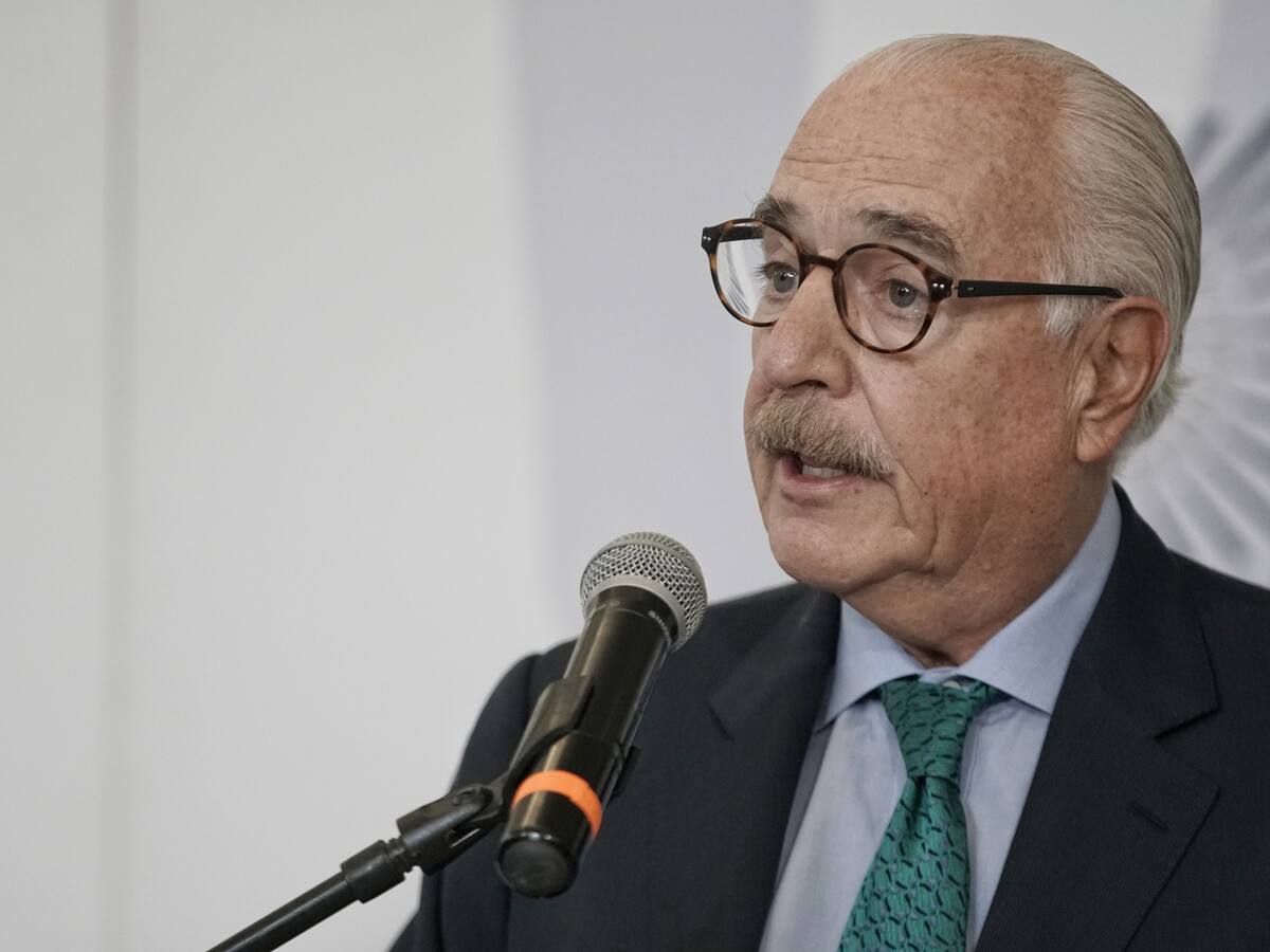 Andrés Pastrana denunció que fue retenido en aeropuerto de Luanda