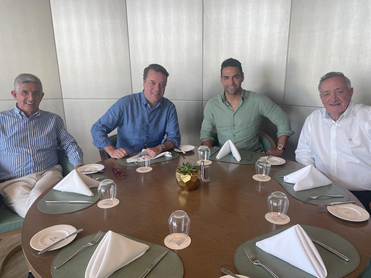 Gustavo Serpa, Radamel Falcao y Enrique Camacho (presidente de Millonarios). Foto: Suministrada.
