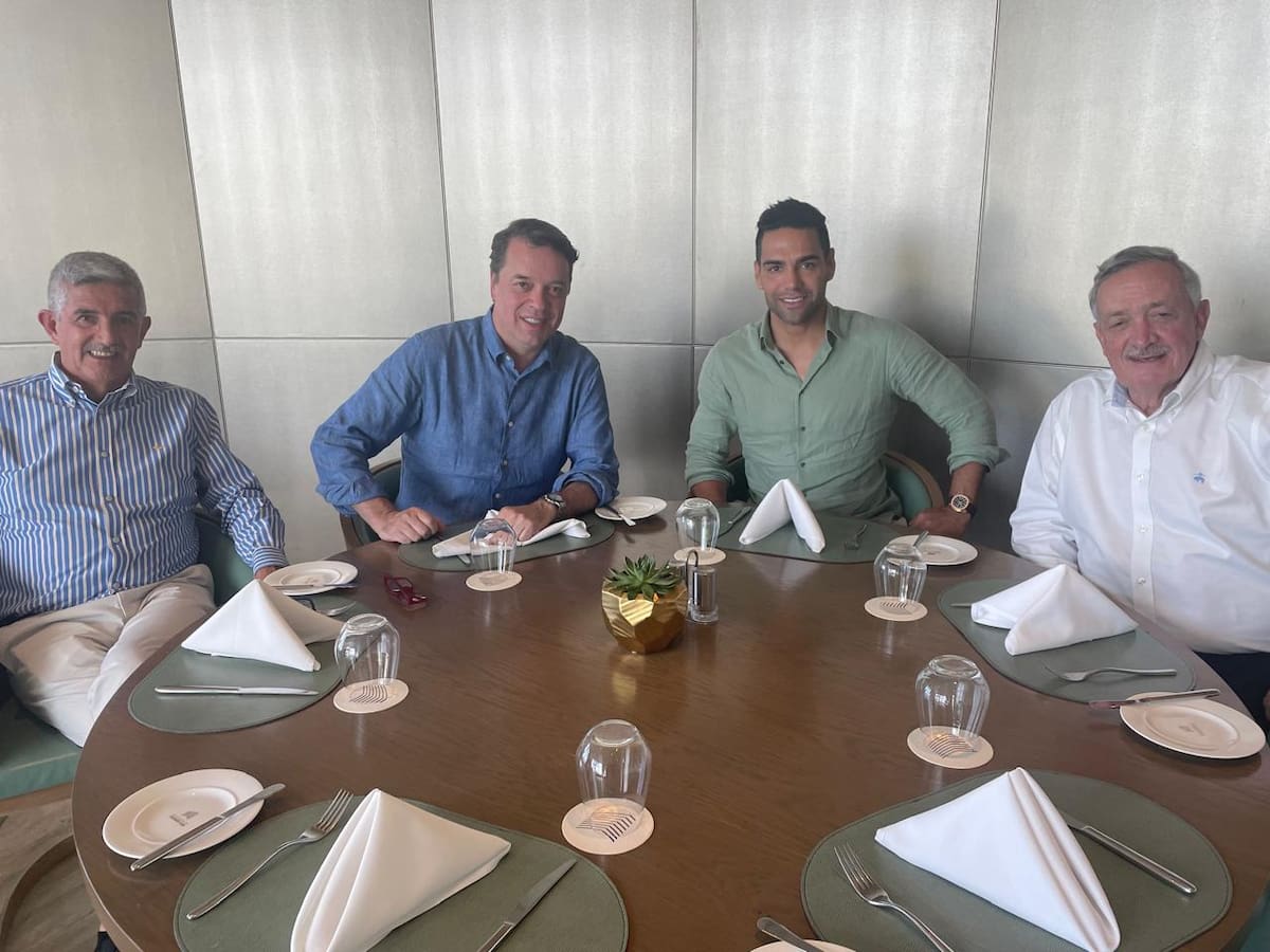 La fotografía de la reunión en la que se cerró el fichaje de Falcao por Millonarios