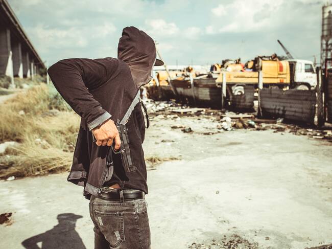 Referencia de hombre armado. Foto: DragonImages vía Getty Images.