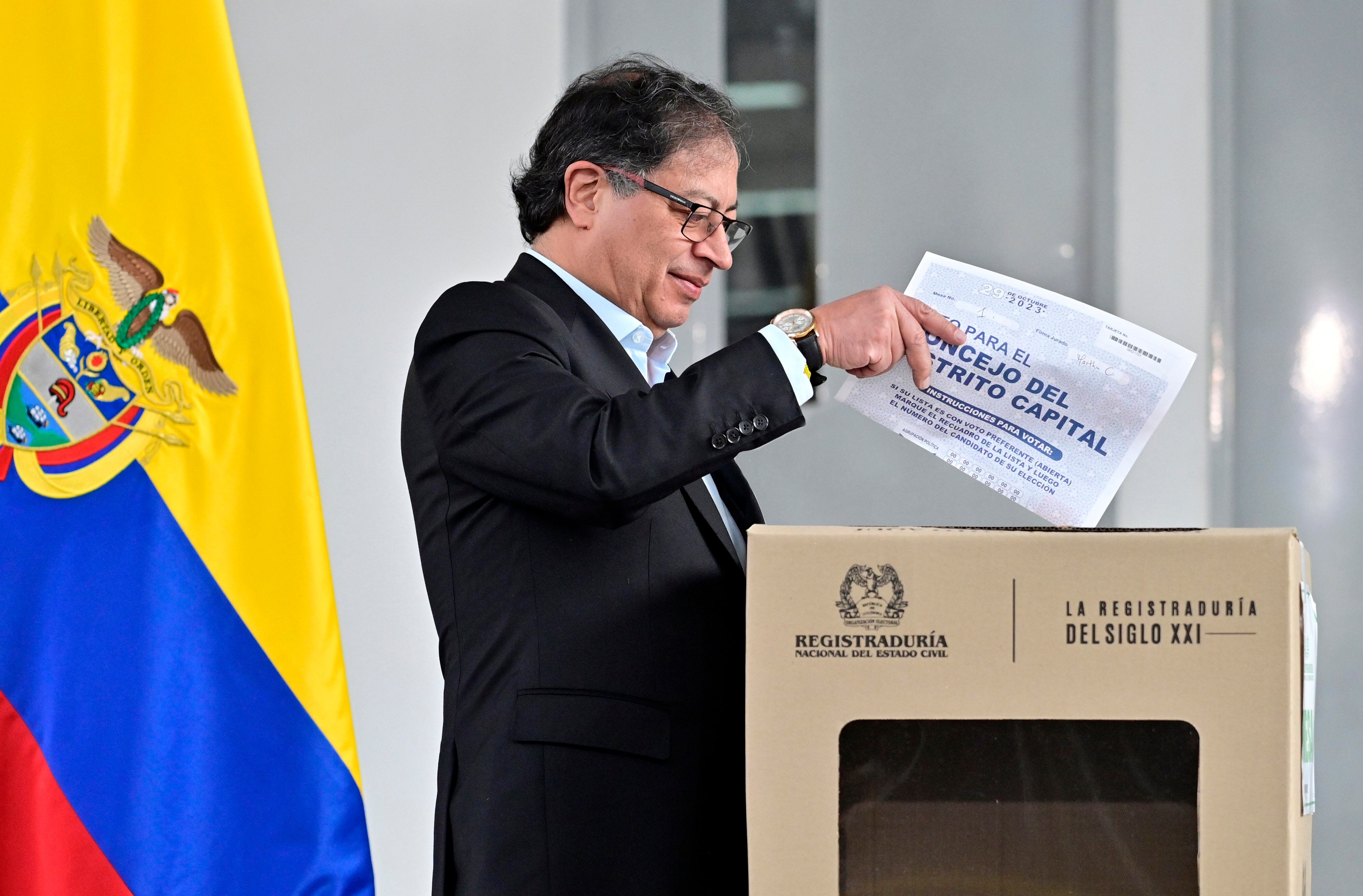 AME2104. BOGOTÁ (COLOMBIA), 29/10/2023.- Fotografía cedida por la Presidencia de Colombia que muestra al presidente Gustavo Petro mientras vota hoy, en Bogotá (Colombia). El presidente colombiano, Gustavo Petro, votó temprano este domingo en las elecciones locales y regionales que se celebran en el país y deseó, tras la asonada de ayer en el municipio de Gamarra, que costó la vida a funcionaria, que la jornada transcurra con tranquilidad y Colombia vote en paz. EFE/ Cortesía Presidencia de Colombia/SOLO USO EDITORIAL/SOLO DISPONIBLE PARA ILUSTRAR LA NOTICIA QUE ACOMPAÑA (CRÉDITO OBLIGATORIO)