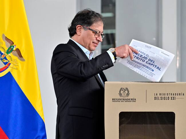 AME2104. BOGOTÁ (COLOMBIA), 29/10/2023.- Fotografía cedida por la Presidencia de Colombia que muestra al presidente Gustavo Petro mientras vota hoy, en Bogotá (Colombia). El presidente colombiano, Gustavo Petro, votó temprano este domingo en las elecciones locales y regionales que se celebran en el país y deseó, tras la asonada de ayer en el municipio de Gamarra, que costó la vida a funcionaria, que la jornada transcurra con tranquilidad y Colombia vote en paz. EFE/ Cortesía Presidencia de Colombia/SOLO USO EDITORIAL/SOLO DISPONIBLE PARA ILUSTRAR LA NOTICIA QUE ACOMPAÑA (CRÉDITO OBLIGATORIO)