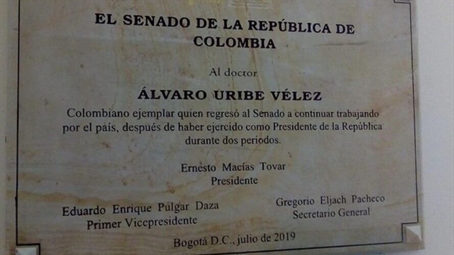 ¿Un error de ortografía? La RAE explica por qué la placa de Macías está mal escrita. Foto: Cortesía