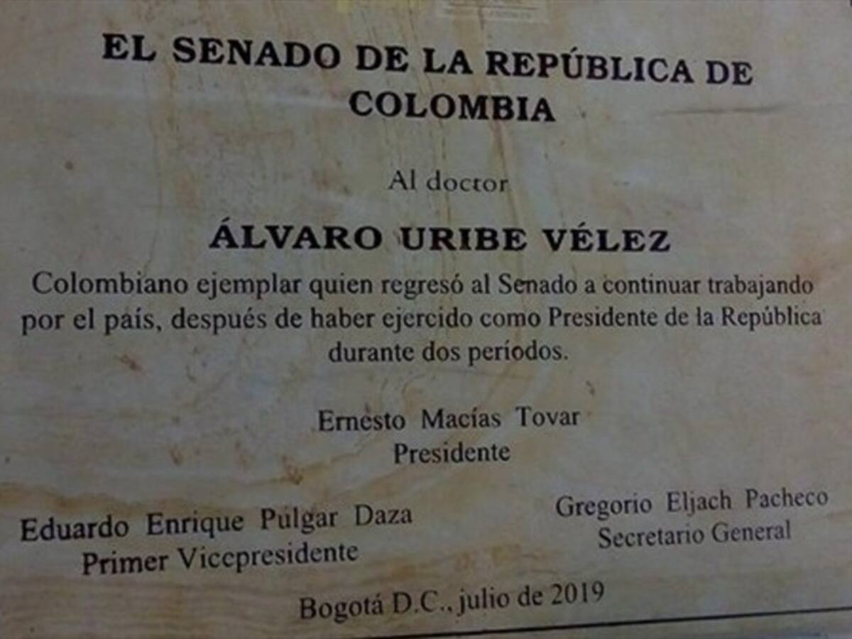 ¿Error de ortografía? RAE explica por qué la placa de Uribe en Congreso está mal escrita