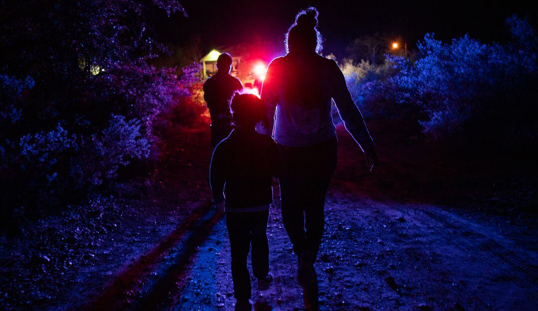 Migrantes cruzando la frontera hacia México. Foto: