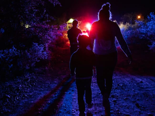 Migrantes cruzando la frontera hacia México. Foto: