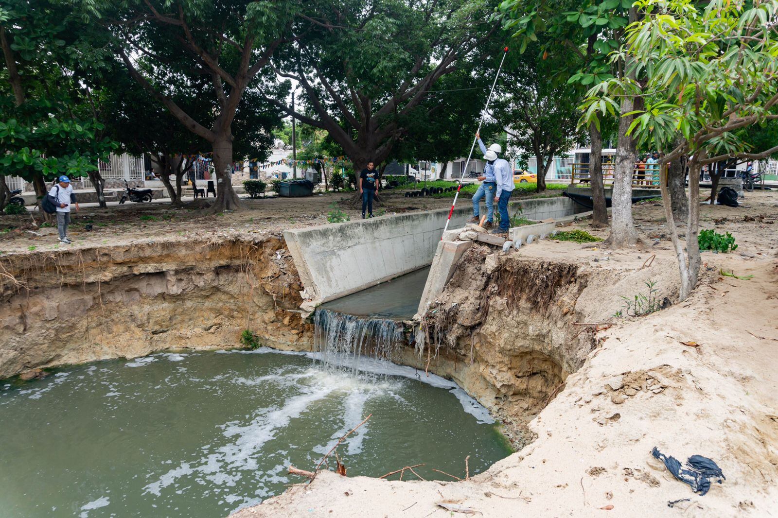 Obras en los arroyos El Salado y Villegas, desbordados por fuertes lluvias en el municipio. FOTO: Alcaldía de Soledad