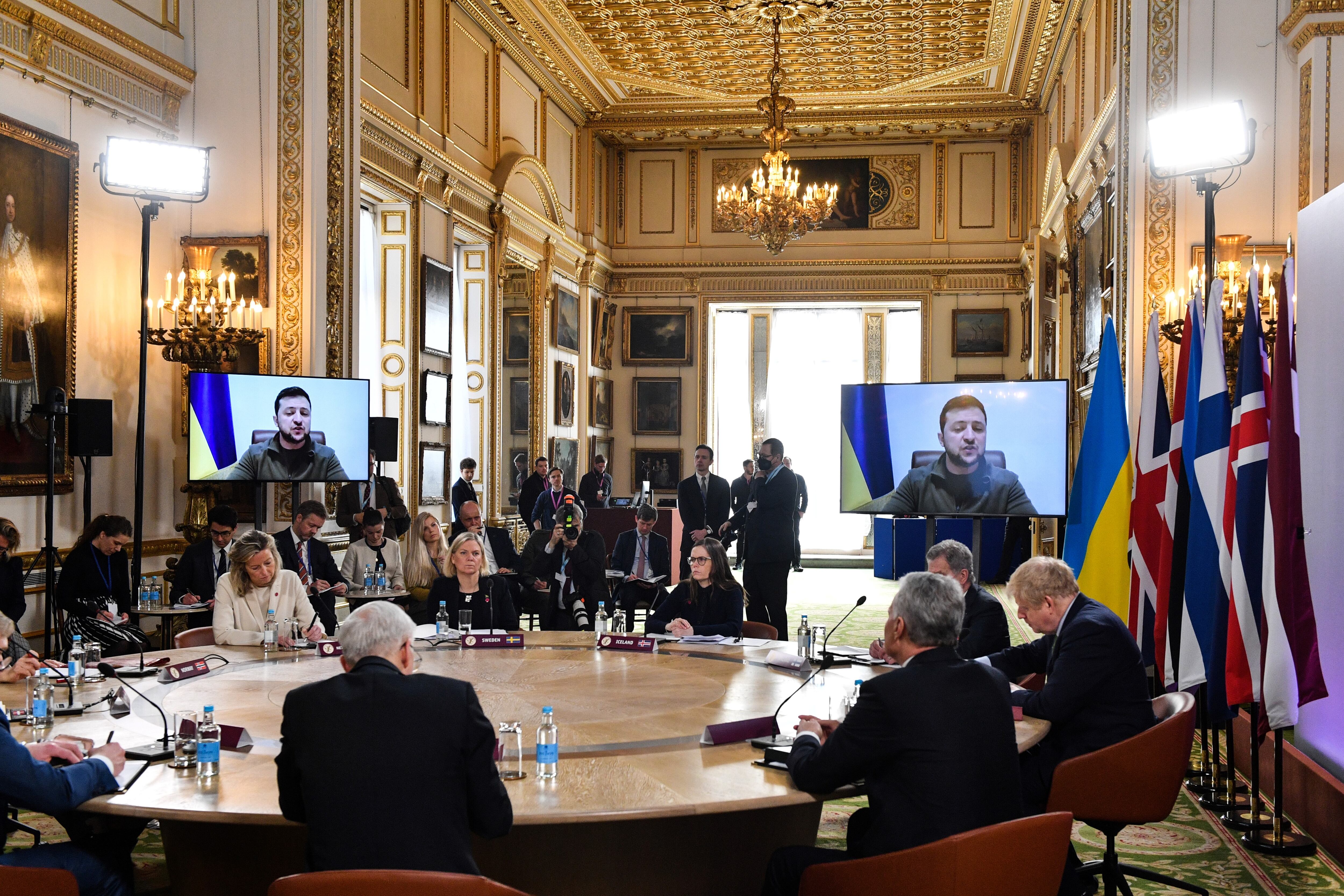 Foto de referencia de Volodímir Zelenski, el presidente de Ucrania, en reunión por videollamada con el Gobierno británico. (Photo by Justin Tallis - WPA Pool/Getty Images)