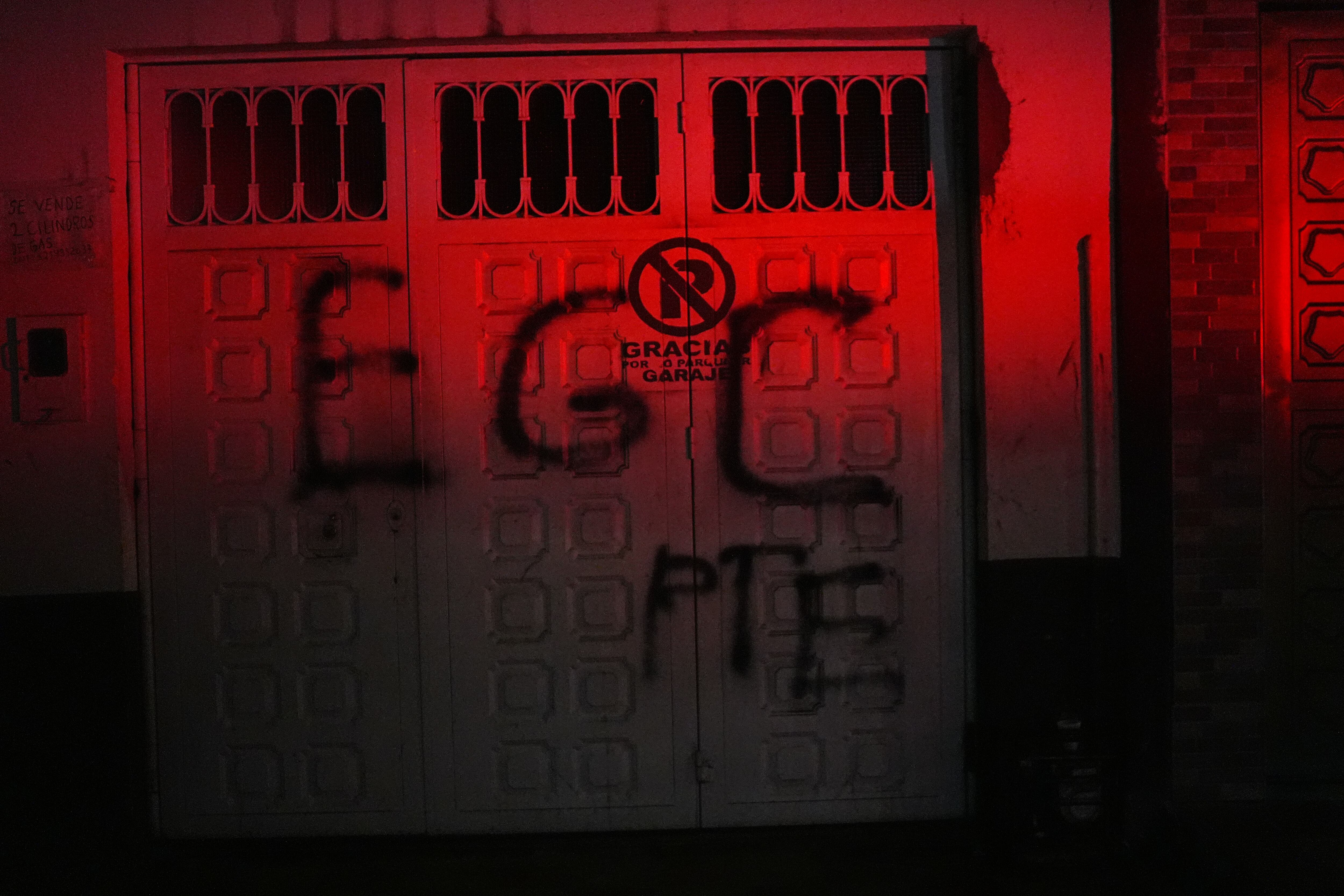 Las siglas del Ejército Gaitanista de Colombia, Clan del Golfo, frente a un puesto de Policía en Ciudad Bolívar, Bogotá. (Juancho Torres/Anadolu vía Getty Images)