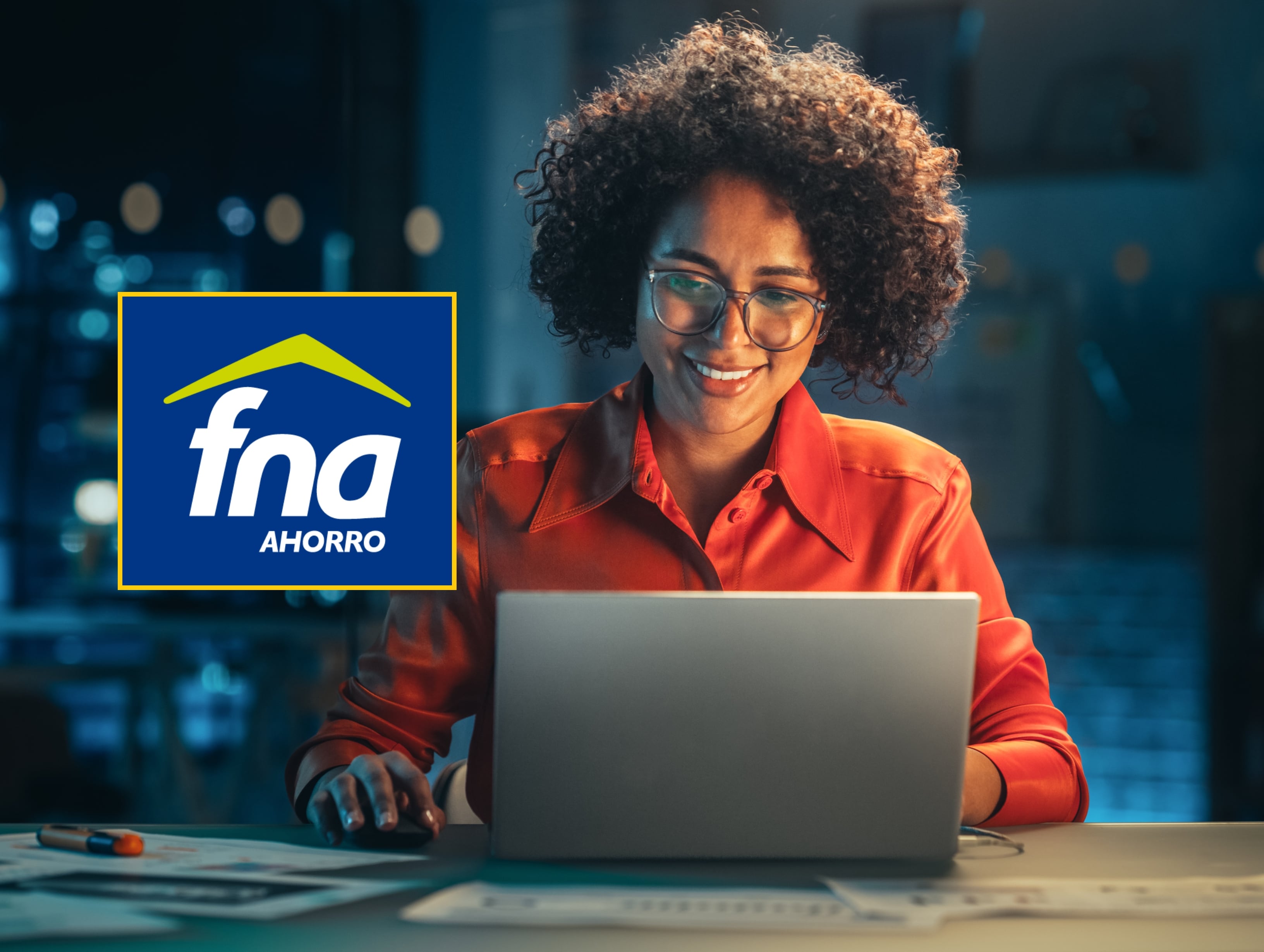 Mujer en computador y logo del Fondo Nacional del Ahorro | Foto: GettyImages