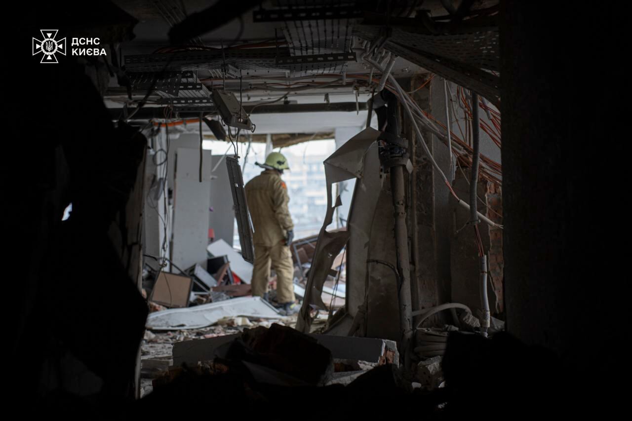 Rusia realizó este viernes un ataque combinado de misiles contra objetivos militares en Ucrania en respuesta al lanzamiento por parte del Ejército ucraniano de misiles occidentales de alta precisión contra una fábrica en la región rusa de Rostov. EFE/Servicio Estatal de Emergencias de Ucrania