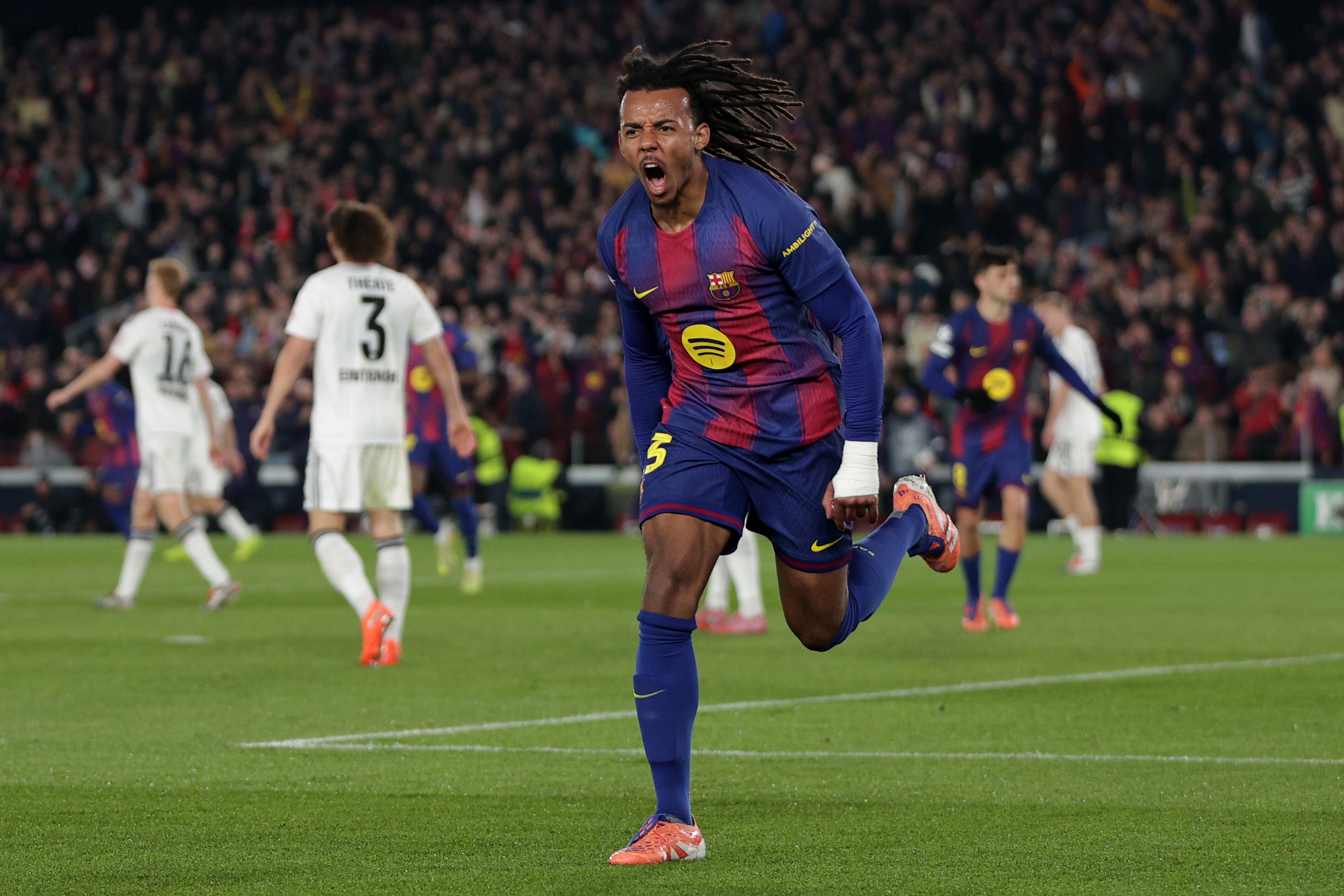 Jules Kounde celebra su gol ante el Eintracht Frankfurt por Champions League. FOTO: David Ramirez/Soccrates/Getty Images