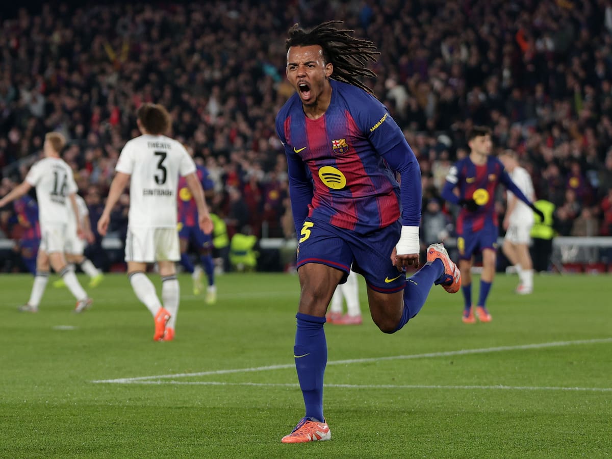 Barcelona remontó y ganó 2-1 al Eintracht Frankfurt con doblete de Jules Kounde