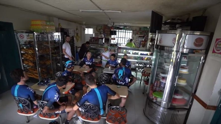 El Team Sky conoció el placer de comer almojábana con café en una panadería colombiana. Foto: Captura de pantalla Team Sky Inside Line: Colombia