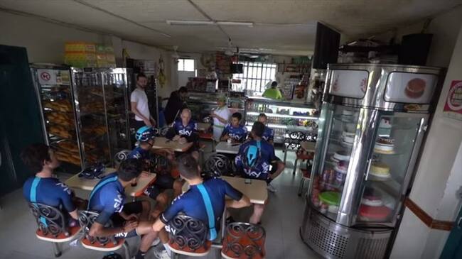 El Team Sky conoció el placer de comer almojábana con café en una panadería colombiana. Foto: Captura de pantalla Team Sky Inside Line: Colombia