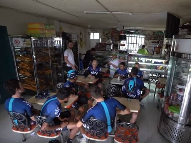 El Team Sky conoció el placer de comer almojábana con café en una panadería colombiana. Foto: Captura de pantalla Team Sky Inside Line: Colombia