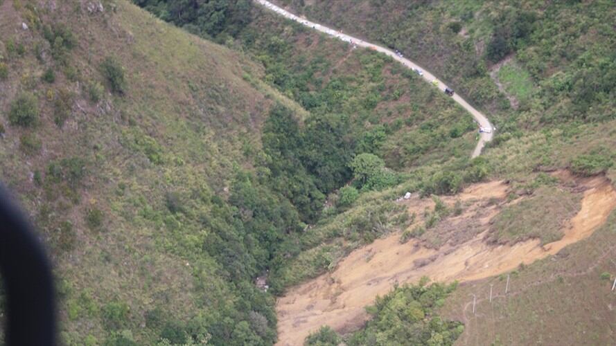Durante las últimas horas se conoció que en el kilómetro 21 de la vía entre Garzón – Neiva en el Huila, se perdió parte de la carretera, más exactamente en el sector conocido como Bengala/ Referencia. Foto: Colprensa