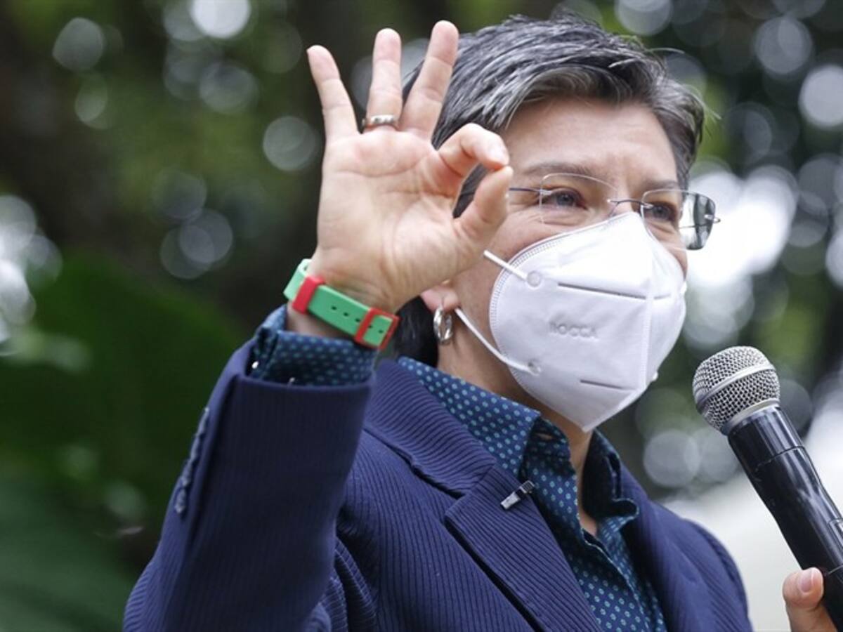 “Ciudades con colores son felices”: Claudia López pintó grafitis en Suba