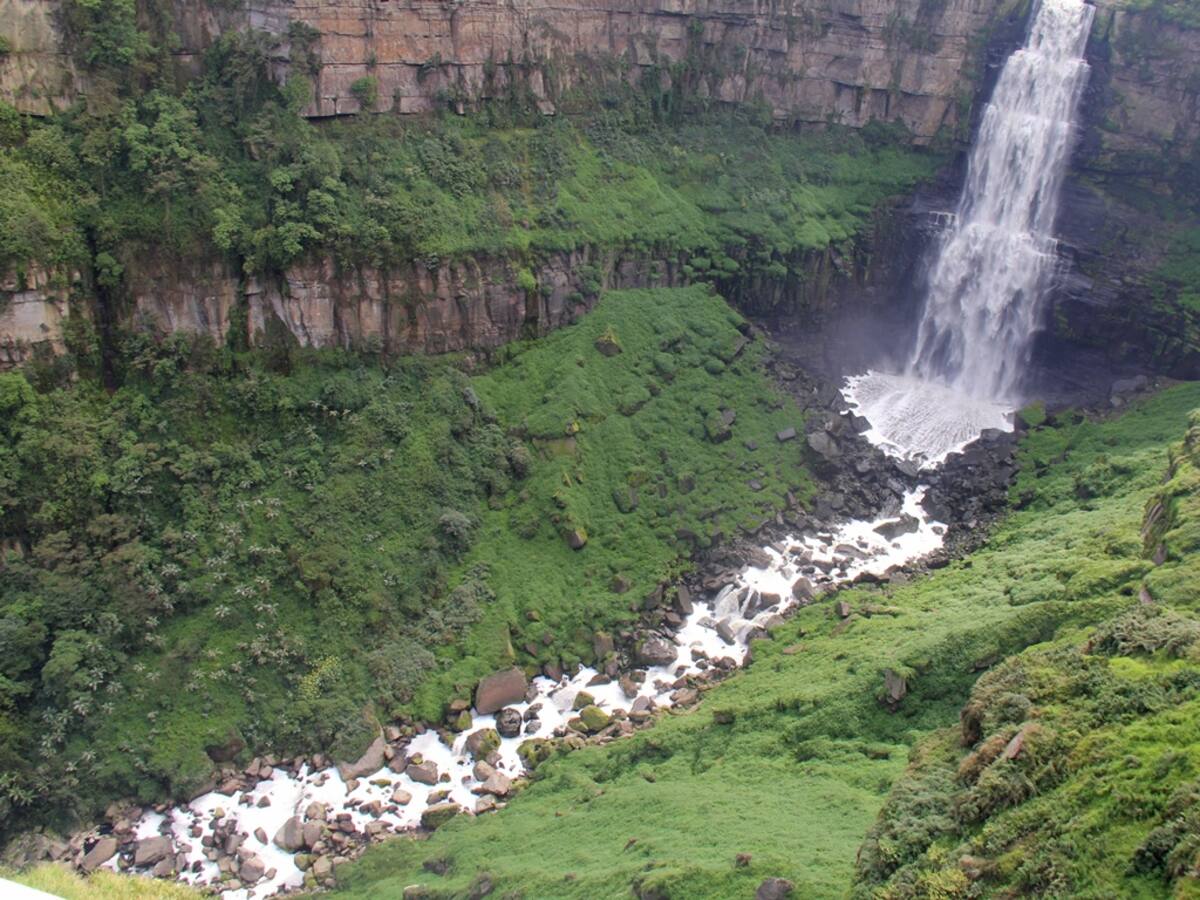 Un carro cayó en el Salto del Tequendama en punto que conecta Soacha y San Antonio