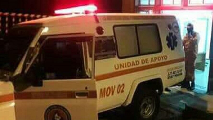 Dos ciclistas resultaron gravemente heridos cuando chocaron con una tractomula. Foto: Enviada desde la Defensa Civil de Anserma, Caldas.