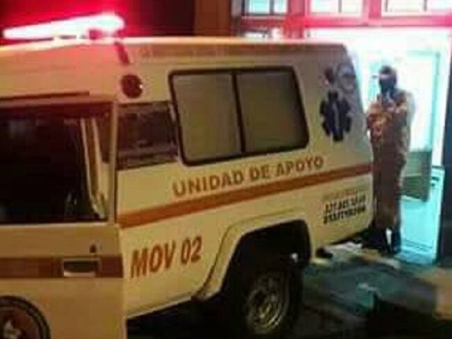 Dos ciclistas resultaron gravemente heridos cuando chocaron con una tractomula. Foto: Enviada desde la Defensa Civil de Anserma, Caldas.