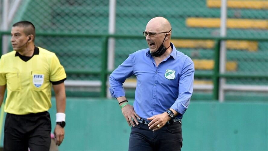 Hinchas del Deportivo Cali increparon a Alfredo Arias . Foto: Colprensa - Cortesía Dimayor