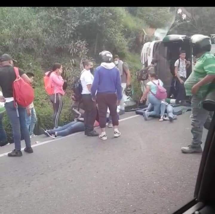 Volcamiento de bus dejó cinco lesionados en la vía Cali - Buenaventura. Foto: Cortesía para Erika Rebolledo