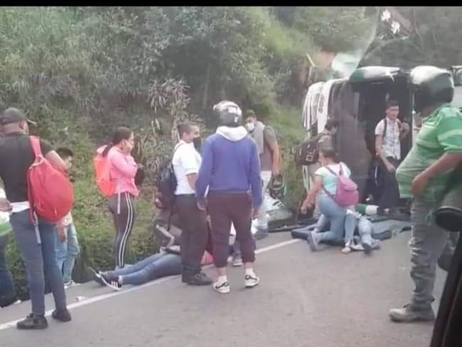 Volcamiento de bus dejó cinco lesionados en la vía Cali - Buenaventura. Foto: Cortesía para Erika Rebolledo
