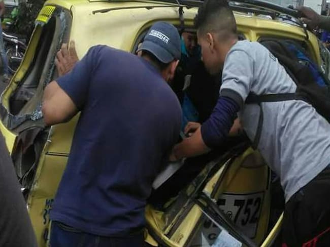 Se presentó un choque entre un bus del Sistema de Transporte Masivo MIO, dos taxis y un vehículo particular. Foto: Erika Rebolledo (W Radio)