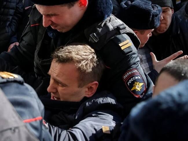 Alexei Navalny fue llevado por agentes de policía durante una manifestación en el centro de Moscú. Foto: Agencia Reuters