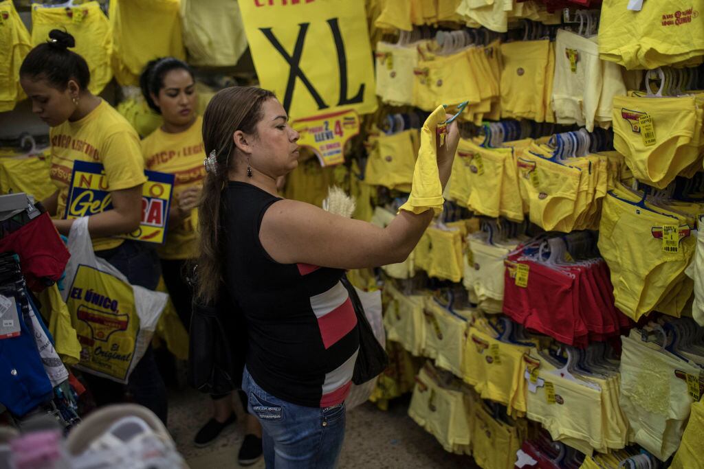 Mujer mirando ropa interior amarilla para Año Nuevo en Colombia (Getty Images)