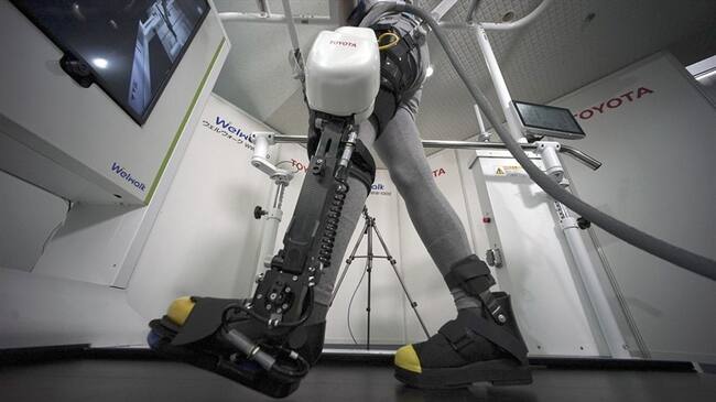 Una modelo muestra el Welwalk WW-1000, una estructura robótica para la pierna diseñada para ayudar a personas parcialmente paralizadas, en la sede de Toyota Motor Corp. en Tokio, el miércoles 12 de ab. Foto: Associated Press - AP