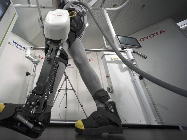 Una modelo muestra el Welwalk WW-1000, una estructura robótica para la pierna diseñada para ayudar a personas parcialmente paralizadas, en la sede de Toyota Motor Corp. en Tokio, el miércoles 12 de ab. Foto: Associated Press - AP