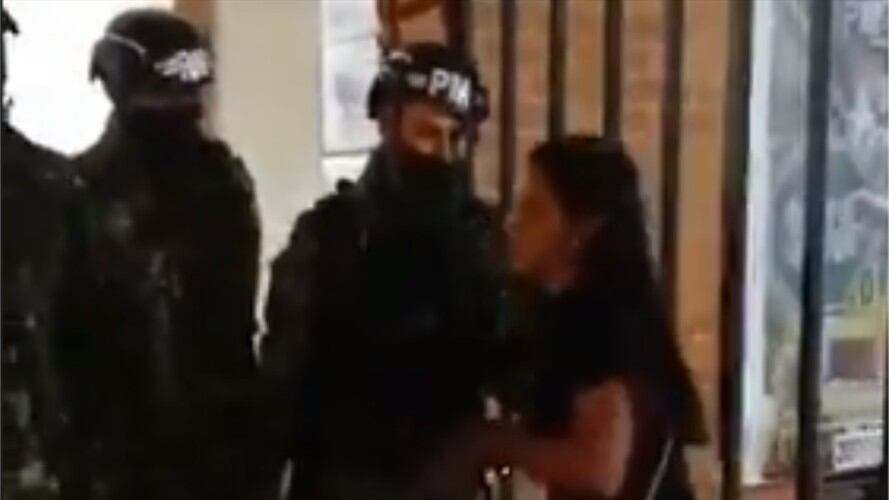 Mujer golpeó a soldado en Bogotá. Foto: Captura de pantalla de video