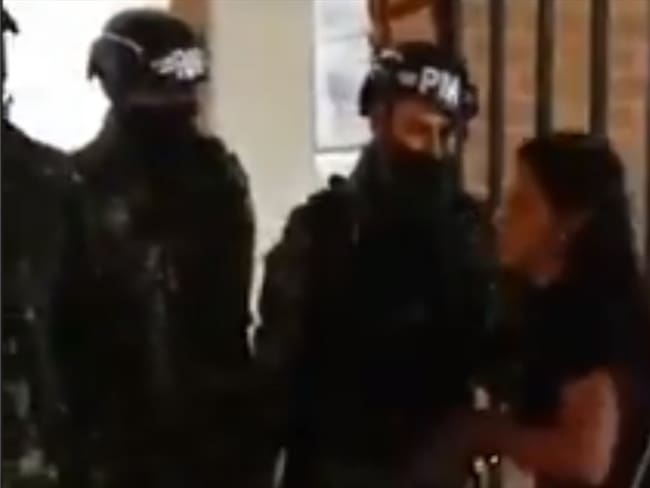 Mujer golpeó a soldado en Bogotá. Foto: Captura de pantalla de video