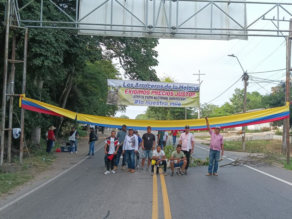 Arroceros mantienen bloqueos en dos vías del departamento de Córdoba