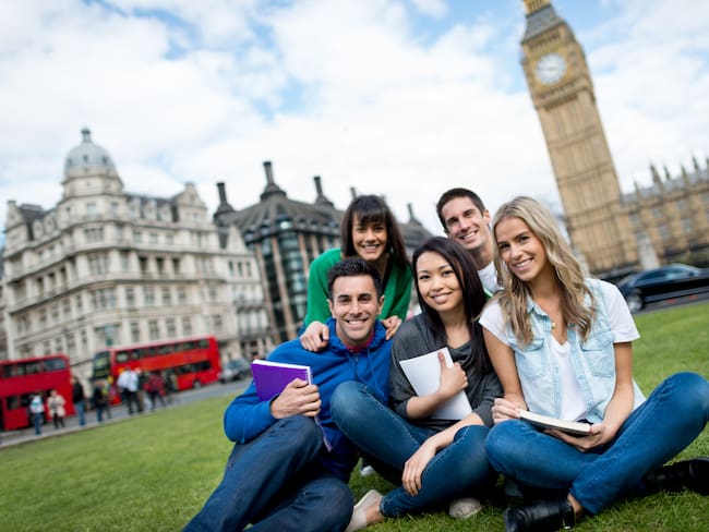 Estudiantes internacionales aprendiendo inglés en Inglaterra (Getty Images)