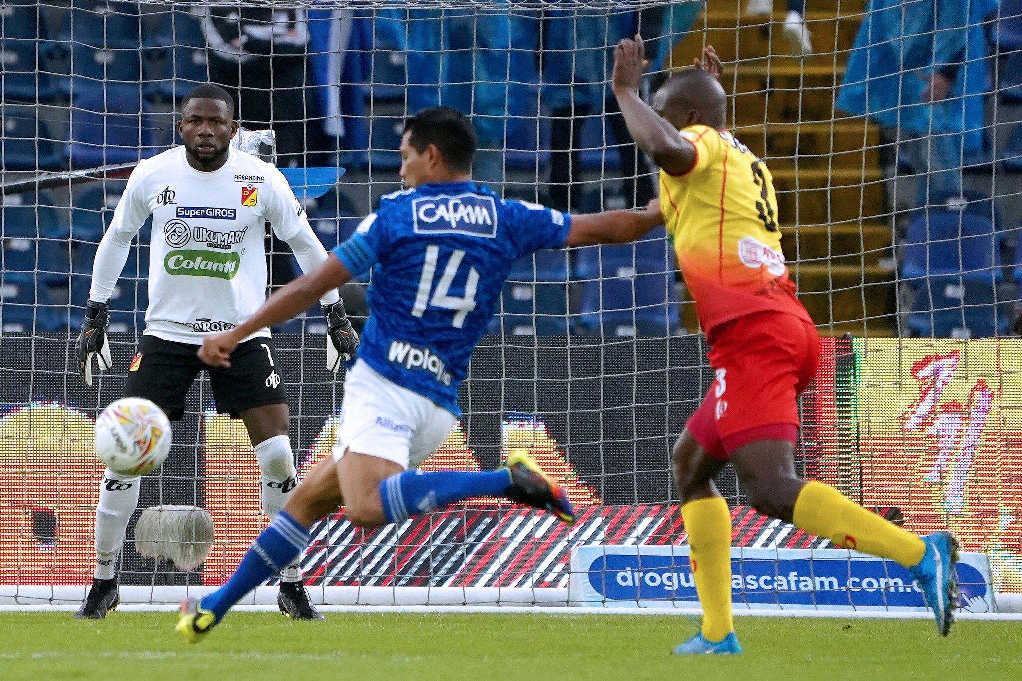 Harlen Castillo y Luis López (Deportivo Pereira). David Macalister Silva (Millonarios). Millonarios vs Deportivo Pereira cuadrangulares finales Liga colombiana-ll. Foto: Dimayor
