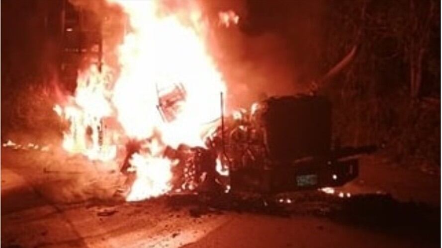 Quema de vehículos en la vía comunica a Medellín con la troncal a la costa caribe. Foto: Noticias Caucasia