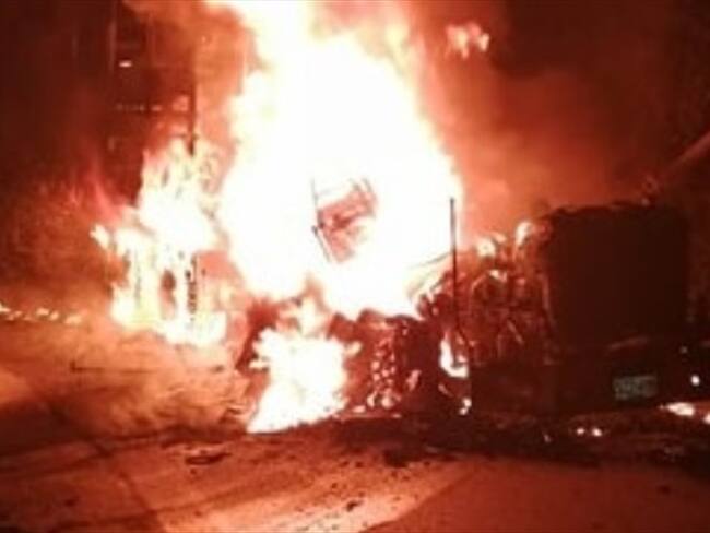 Quema de vehículos en la vía comunica a Medellín con la troncal a la costa caribe. Foto: Noticias Caucasia